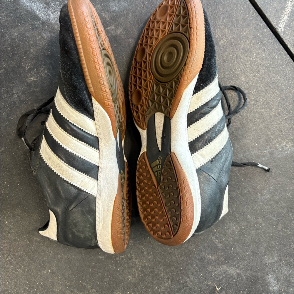 Preowned men’s Adidas Samba indoor soccer shoe. Size 10. - Picture 2 of 5